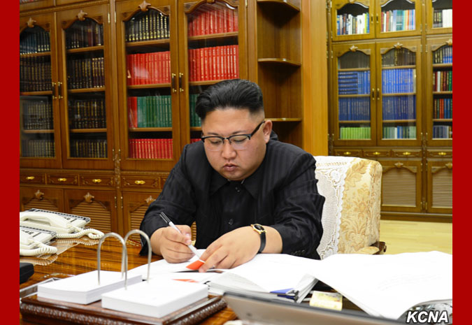 20170704金正恩簽署洲際彈道火箭“火星-14”型發射試驗文件 圖:翻攝自朝中社