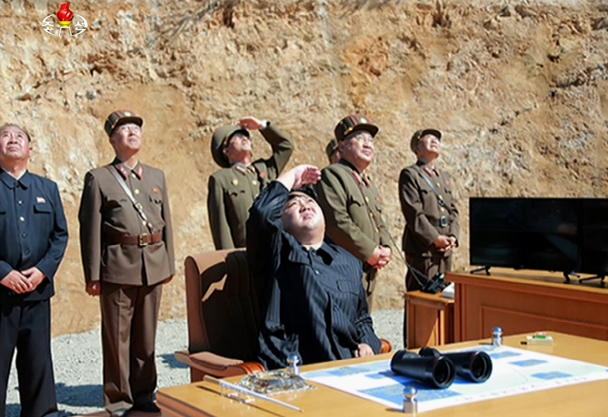朝鮮中央電視台7月4日報導稱，朝鮮成功發射“火星-14”型洲際彈道導彈，並公開導彈發射現場，朝鮮領導人現場觀看發射。 圖:翻攝自朝中社