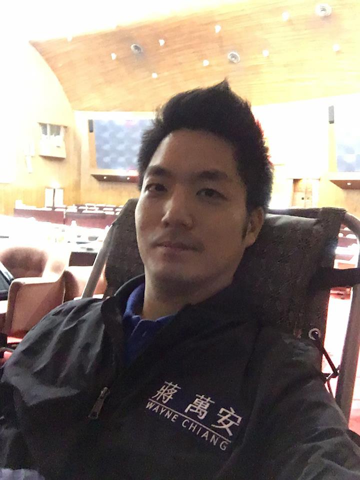 為反對民進黨強行通過前瞻，國民黨3日起夜宿議場，占領主席台。昨(4)日晚協商破裂後，國民黨立委羅明才，蔣萬安等，繼續在立法院議場睡躺椅，蔣萬安也說夜宿立院，一早還得繼續奮戰。 圖:翻攝自蔣萬安臉書