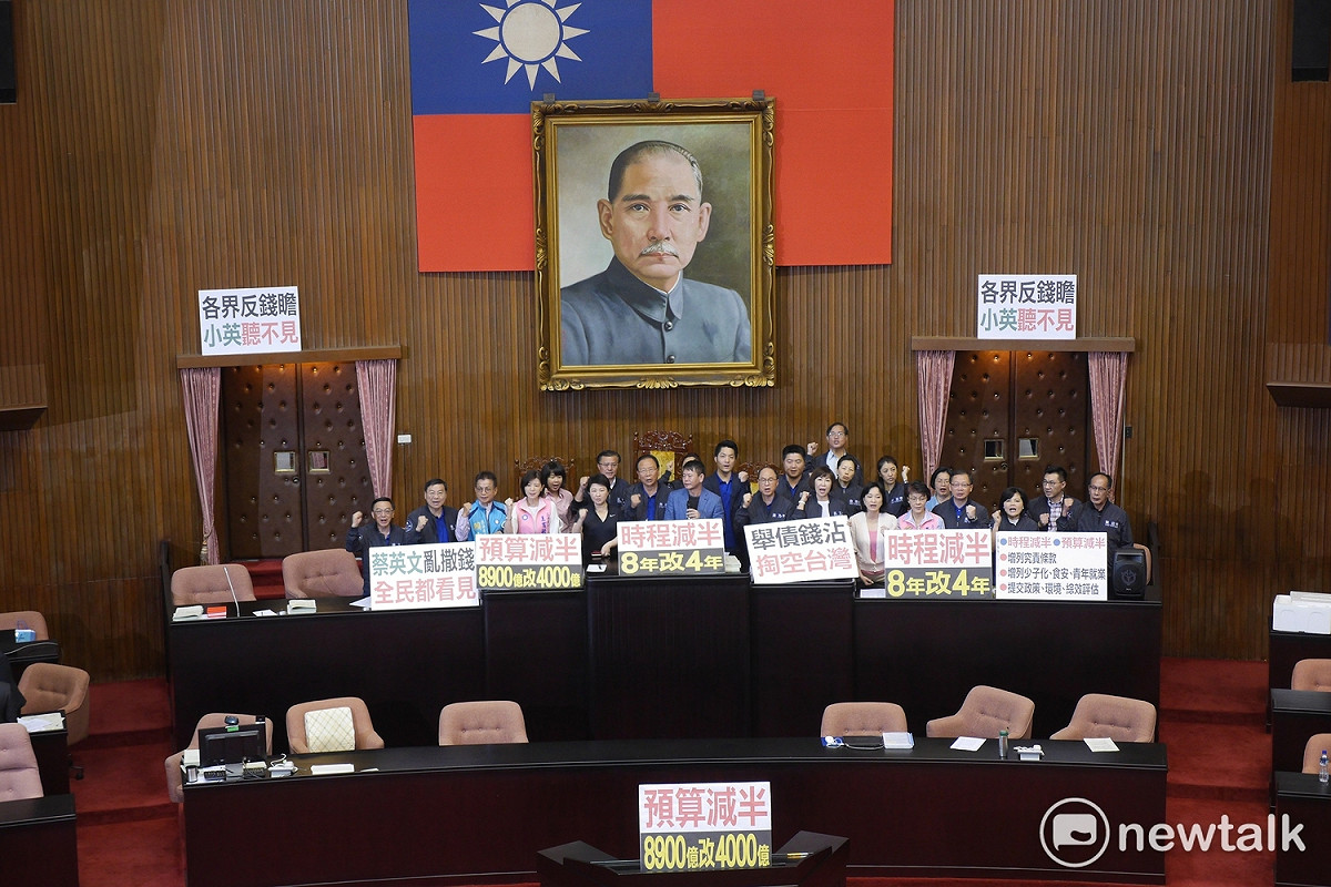 國民黨歷經三天兩夜佔領主席台，今天信守承諾在院會開始前撤離主席台。 圖：趙婉淳／攝