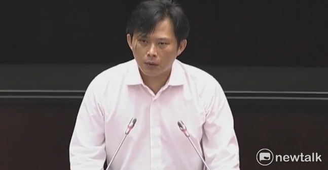 黃國昌5日再度把矛頭指向國發會，指出看到國發會的「前瞻基礎建設計畫」是「恨鐵不成鋼」，質問「這不是抄襲，什麼才是抄襲？」 圖/取自國會頻道網站