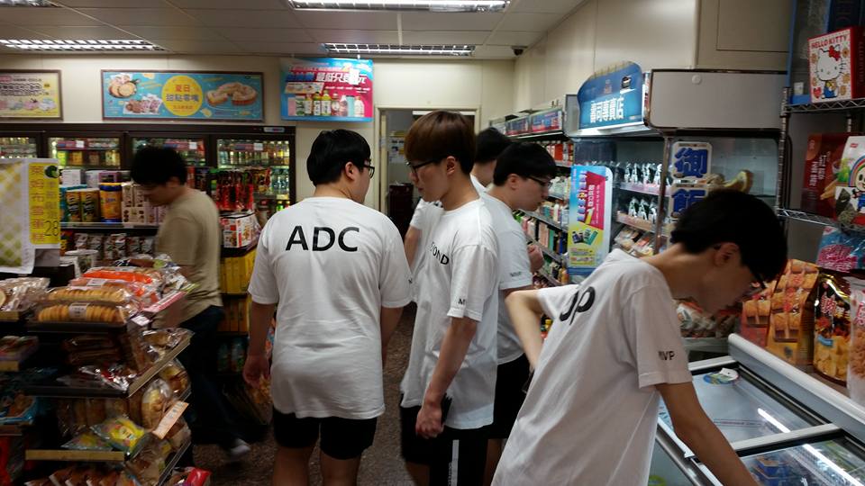 MVP隊員相當可愛地穿著前面印有自己ID、後面印有自己遊戲中負責位置的T恤。 圖：翻攝自 MVP  官方臉書專頁