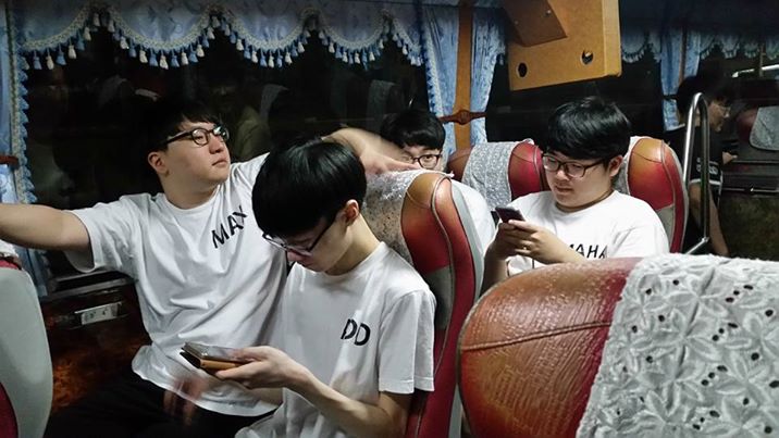 MVP到了台灣進行移動時坐客運也說：「公車位置是給SKT（另一支韓國隊伍）他們坐的，我們要到前面像是人力車一樣拉他們的車。」 圖：翻攝自 MVP  官方臉書專頁