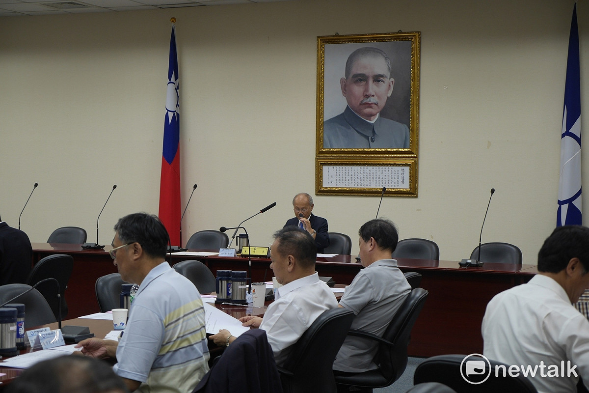 國民黨中常會今（5）天通過人事案，組發會主委將由吳敦義競選主席期間的輔選大將李哲華代理，且未來黨部政策會執行長將由新上任的立院黨團總召林德福擔任，兌現了準黨主席吳敦義競選時「回復慣例」的承諾。 圖：趙婉淳/攝