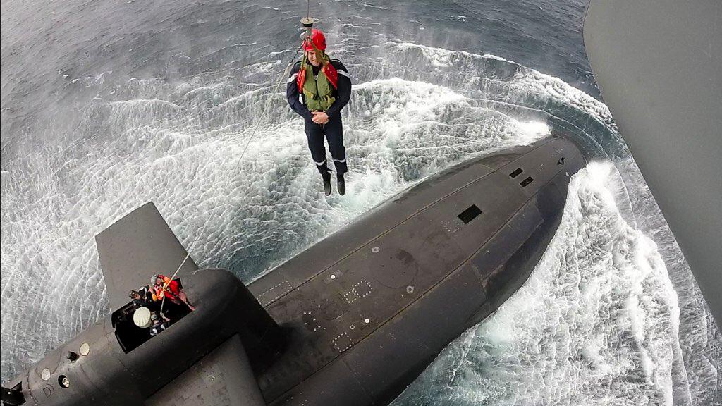 馬克宏辦公室在他個人推特上發布從直升機垂降登艦的照片。 圖：翻攝自馬克宏推特