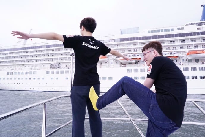 輔助選手SwordArT在船首徜徉的時候，MMD作勢要將他一腳踹下。 圖：翻攝自 閃電狼 官方微博