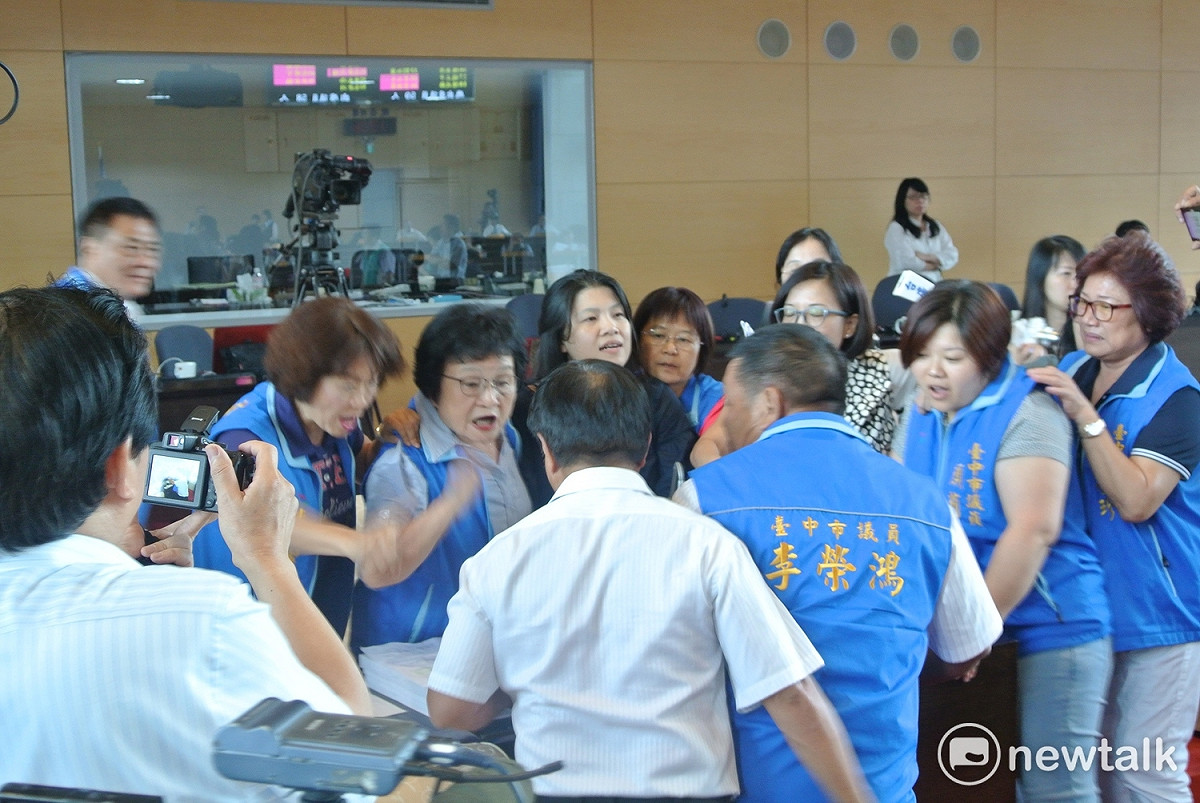 國民黨女性議員們保護議事槌，李榮鴻則用屁股把鄭功進（白衣）頂走。 圖 : 唐復年/攝