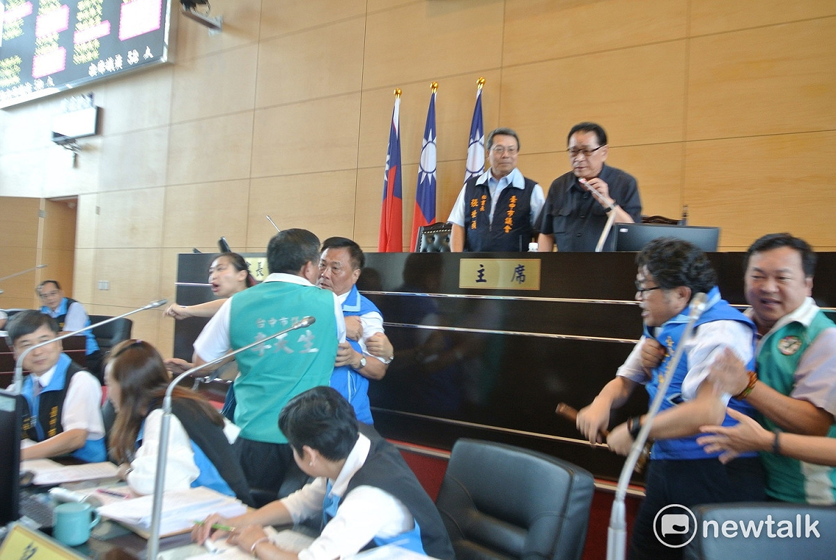 國民黨市議員李中（右二）搶走議事槌。 圖 : 唐復年/攝