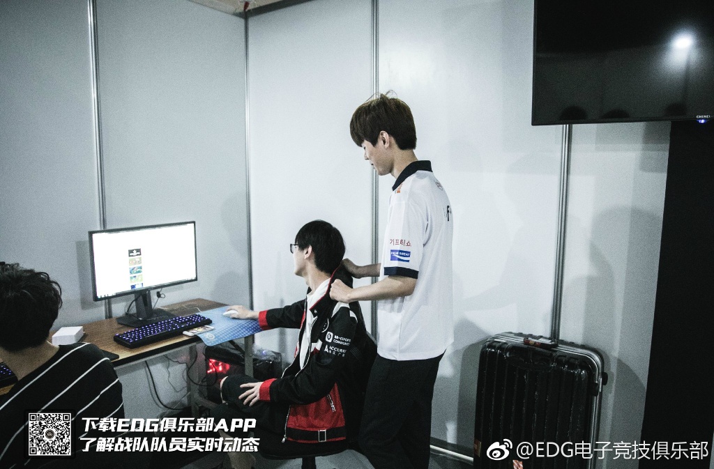 Deft與Meiko於訓練室中談笑風生。 圖：翻攝自 EDG 微博