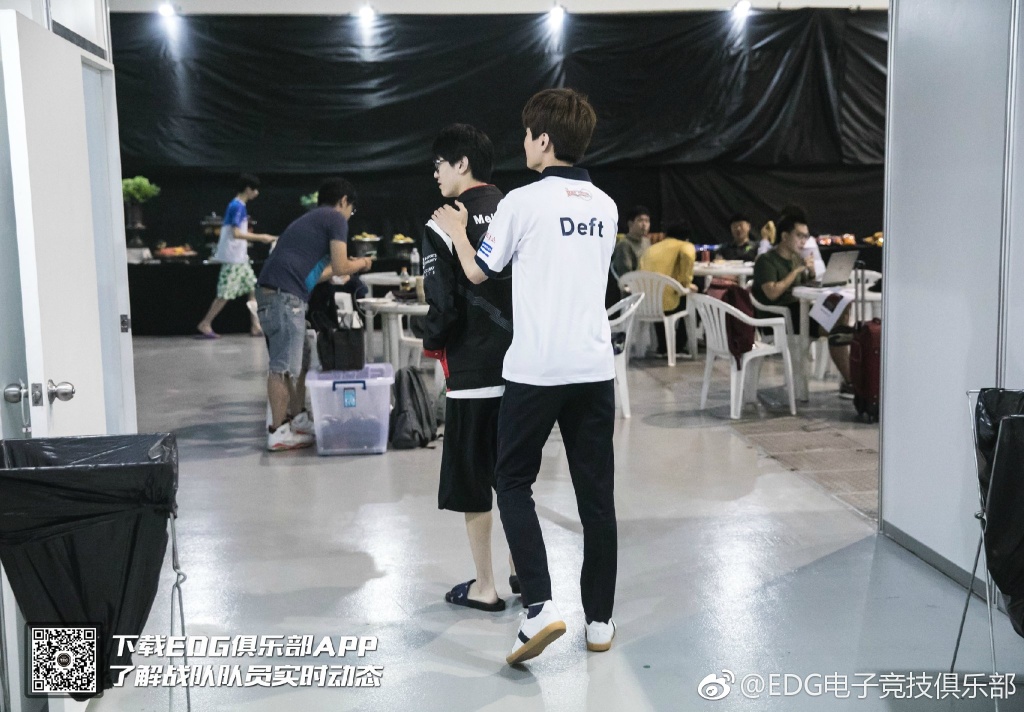 兩人相偕前往用餐。 圖：翻攝自 EDG 微博