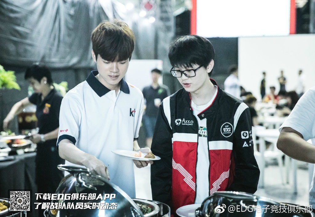 Deft(左)與Meiko(右)一同於自助餐選菜。 圖：翻攝自 EDG 微博