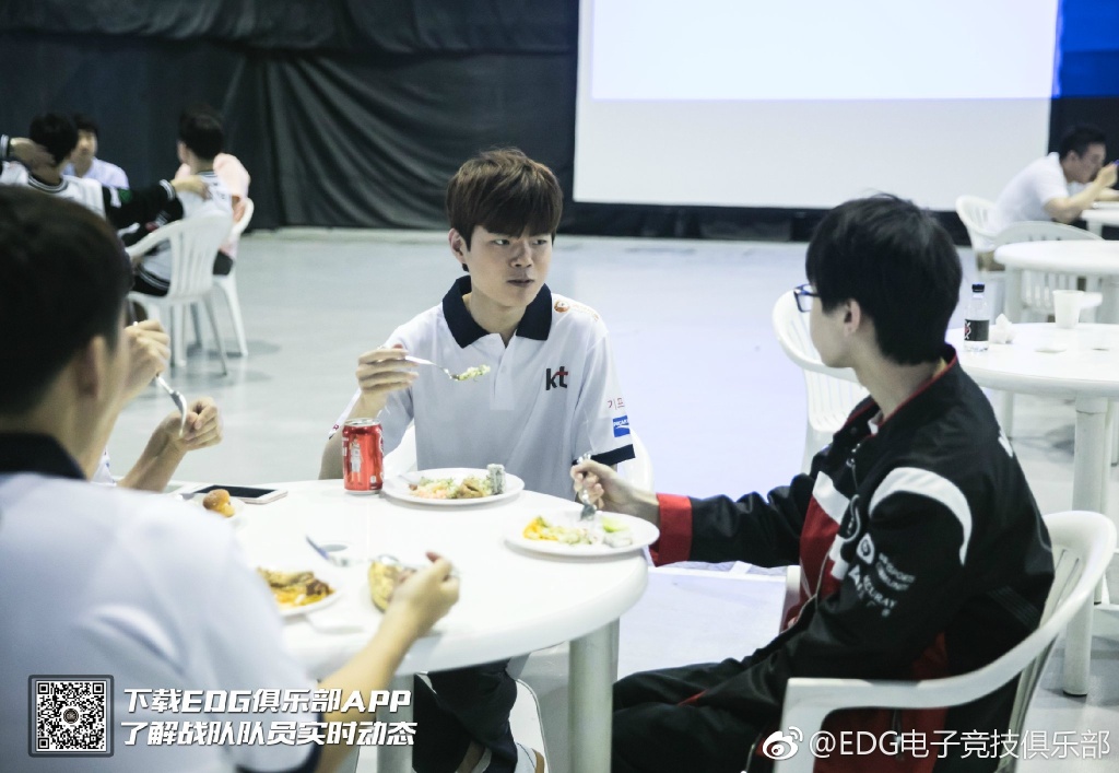 Deft(左)邀請Meiko(右)一同與韓國戰隊KT的隊友一同用餐。 圖：翻攝自 EDG 微博