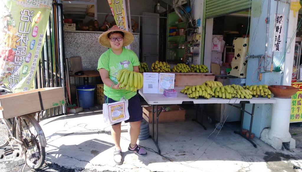 為了行銷當地香蕉，屏東縣沿山休閒區暑假推出農場套裝行程，例假日凡是搭乘高雄客運605號觀光公車至休閒農業區遊玩，入園即可享用農場招待的香蕉。 圖:屏東縣政府/提供