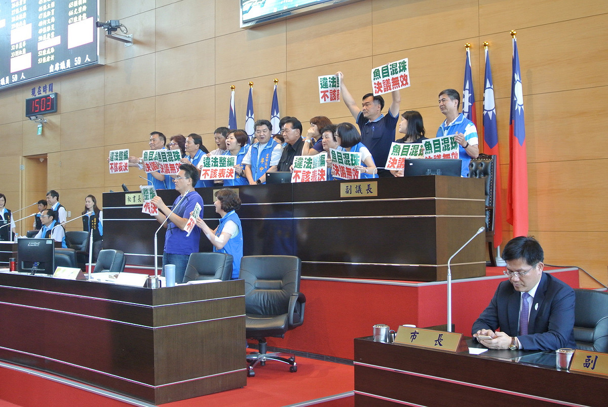 台中市議會亂成一團，市長林佳龍無奈的在一旁滑手機。 圖：唐復年/攝影