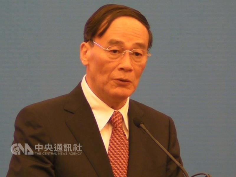 中共中紀委書記王岐山（圖）3日出席一場號稱12萬人參加、與扶貧工作監督有關的視訊會議，也是他被中國大陸富商郭文貴爆料後第2次公開露面。有評論認為，王岐山露面意在凸顯自己地位仍然穩固。 （中央社檔案照片） 圖:中央社