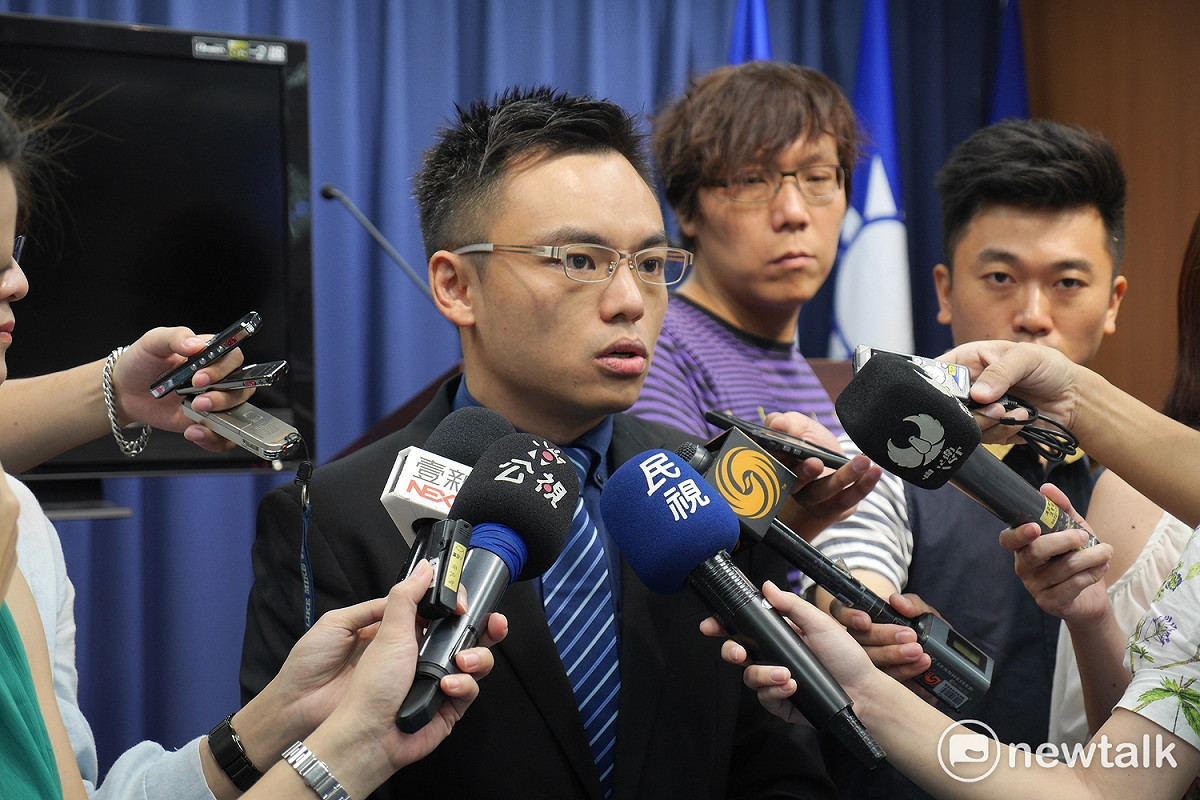 日前傳出吳敦義有意指派李慶安出任台北市長選舉，國民黨文傳會副主委洪孟凱今（6）天受訪時指出，尊重吳敦義準主席人事安排，若黨內成員欲參選縣市長選舉，需按規定、程序走。 圖：新頭殼資料照片