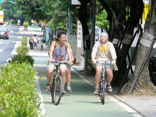 自7月17日起，違規行駛於騎樓及未劃設人車共道的人行道，北市將開罰300至500元。 圖：翻攝自內政部營建署人本道路網站