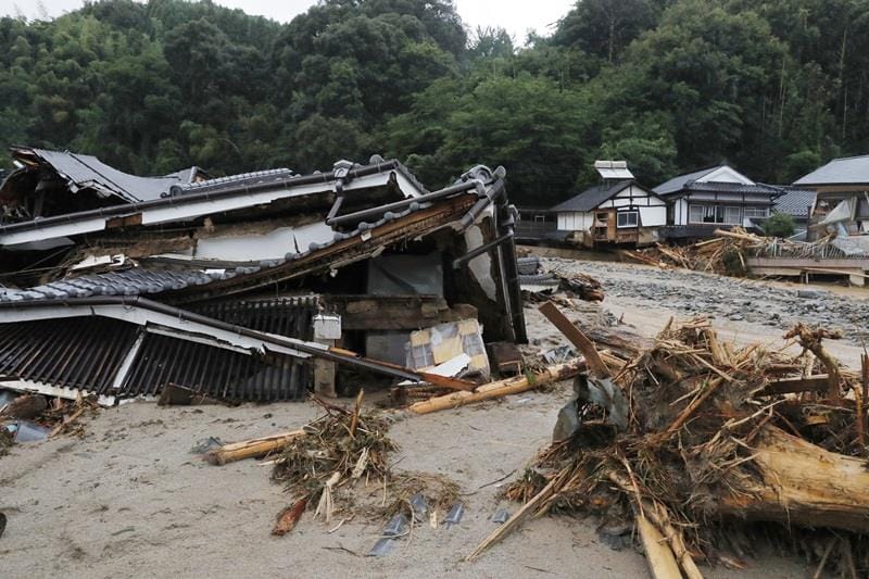 日本九州福岡縣部分地區6日受到梅雨鋒面帶來的豪雨侵襲，河水暴漲造成民宅傾倒，道路被土石覆蓋已成小河，目前光是在朝倉市（圖）及東峰村，就有至少9人失聯，自衛隊已進駐救災。（共同社提供） 圖:中央社