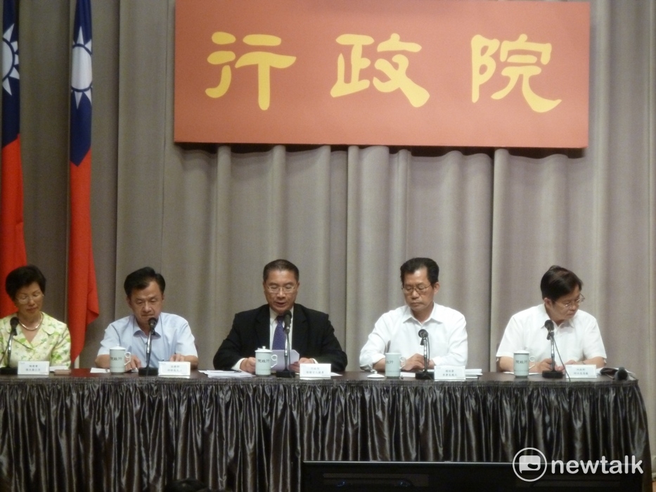 行政院會今（6）天通過陸委會擬具的臺灣地區與大陸地區人民關係條例修正草案。圖為院會後記者會，最左為陸委會主委張小月。 圖：謝莉慧/攝