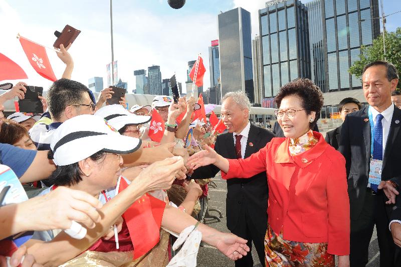 香港行政長官林鄭月娥（右二）今早（七月一日）在金紫荊廣場出席慶祝中華人民共和國香港特別行政區成立二十周年升旗儀式前與市民握手。旁為其丈夫林兆波（右三）。 圖:取自香港行政區新聞公報