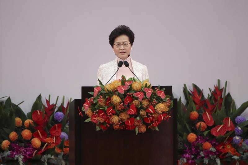 香港特別行政區首位女性特首林鄭月娥1日正式宣誓就職，稱謂引來各方討論。港府行政署通告，如非必要不稱林鄭月娥「閣下」。稱呼她與丈夫時也不可以使用「伉儷」，因為不符合中華傳統。（中新社提供） 圖:中央社
