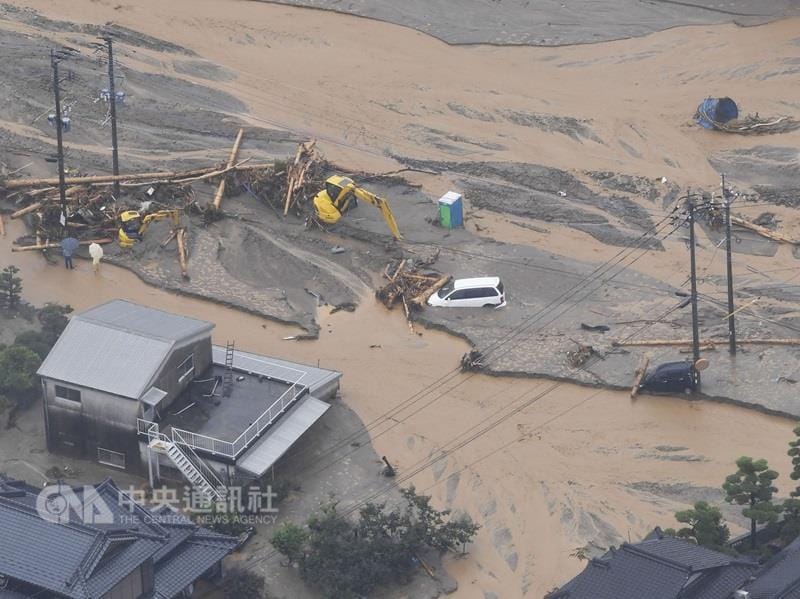 梅雨鋒面帶來大雨肆虐日本九州，河水暴漲造成民宅傾倒，道路被土石覆蓋已成小河，自衛隊進駐救災。豪雨重創日本西南部，導致多條河流氾濫。 圖:中央社