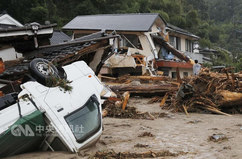 日本西南部6日降下傾盆大雨，福岡縣朝倉市數棟民宅遭氾濫的河水沖毀。政府呼籲受災區居民做好防範措施，也承諾盡力援助。（共同社提供） 圖:中央社