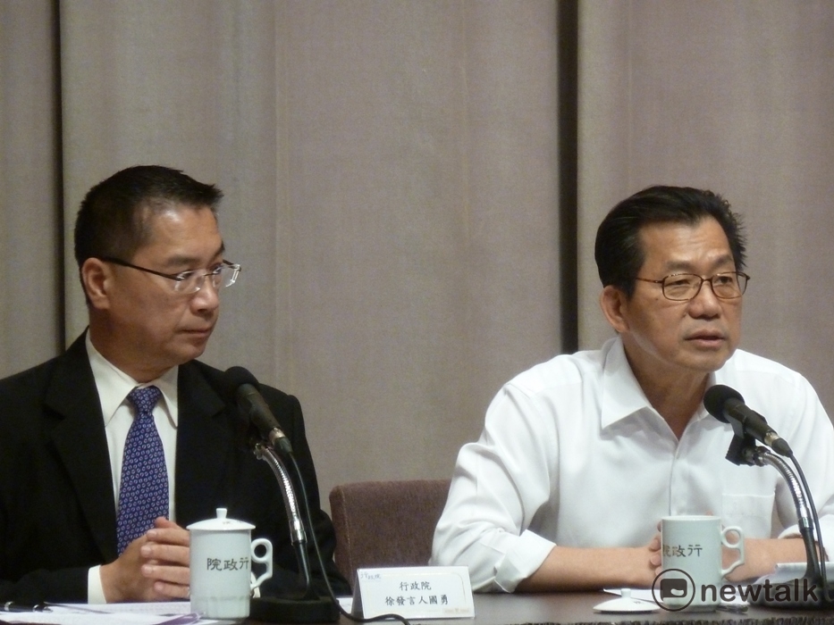 環境保護署長李應元（右）今(6)日在行政院會報告「多元化垃圾處理計畫」。 圖：謝莉慧/攝