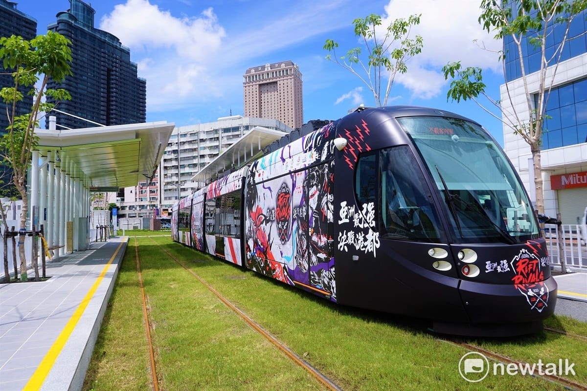 《英雄聯盟》洲際賽亞洲對抗賽主題高雄輕軌車廂。 圖：蔡幸秀/攝影