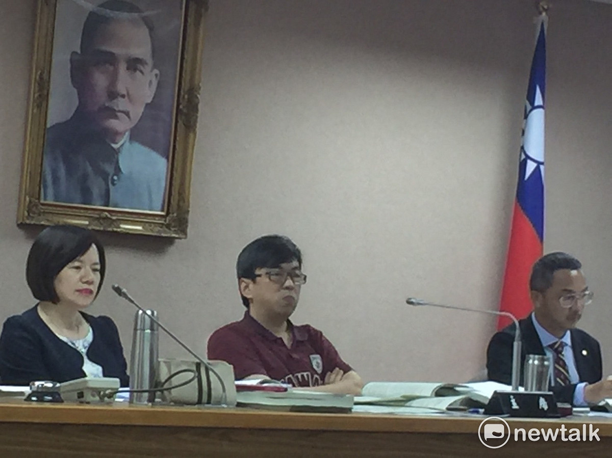 行政院日前公布伍上校（含）以上軍職人員，不得申請子女教育補助費，不過經退輔會、國防部爭取後，軍職部分突然喊停，讓民進黨立委段宜康很傻眼。 圖：林人芳／攝