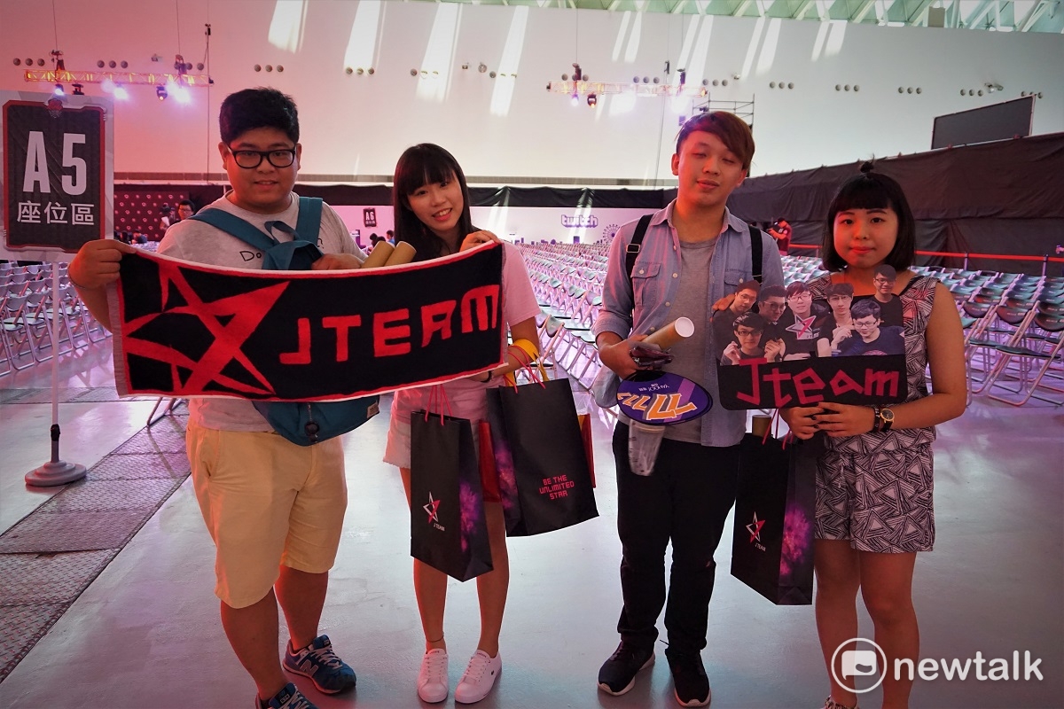 有粉絲親自為心儀的隊伍製作應援物品加油，圖中為J Team的粉絲。 圖：蔡幸秀/攝影