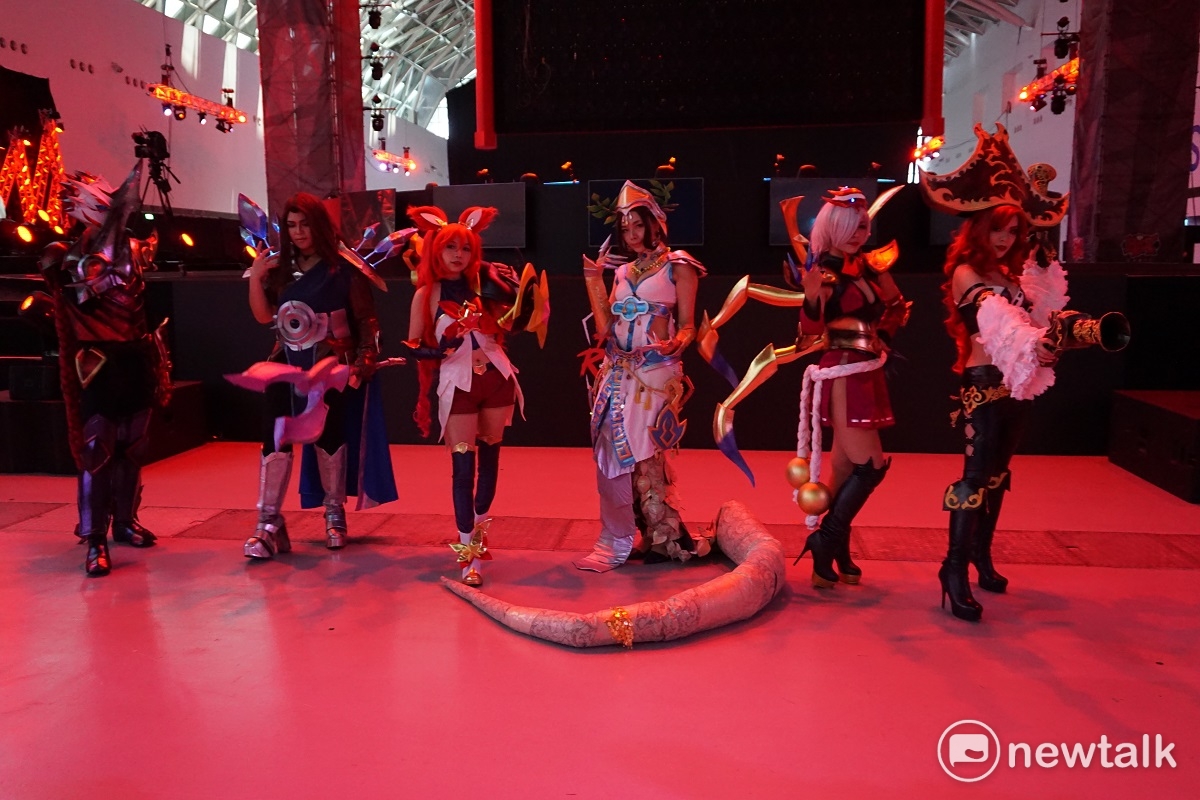 有穿著遊戲內角色的角色扮演者（coser）到場為心儀的隊伍與選手加油。 圖：蔡幸秀/攝影