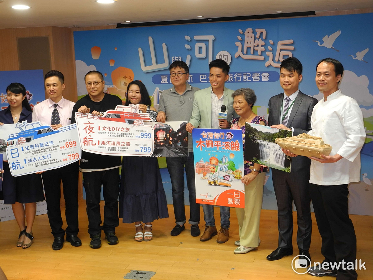 新北市觀光旅遊局推出夏季輕旅行，局長陳國君（中）、旅遊達人艾瑞克（右四）及日籍部落客Mikiko（左四）一起宣傳活動。 圖：王峻昌 / 攝