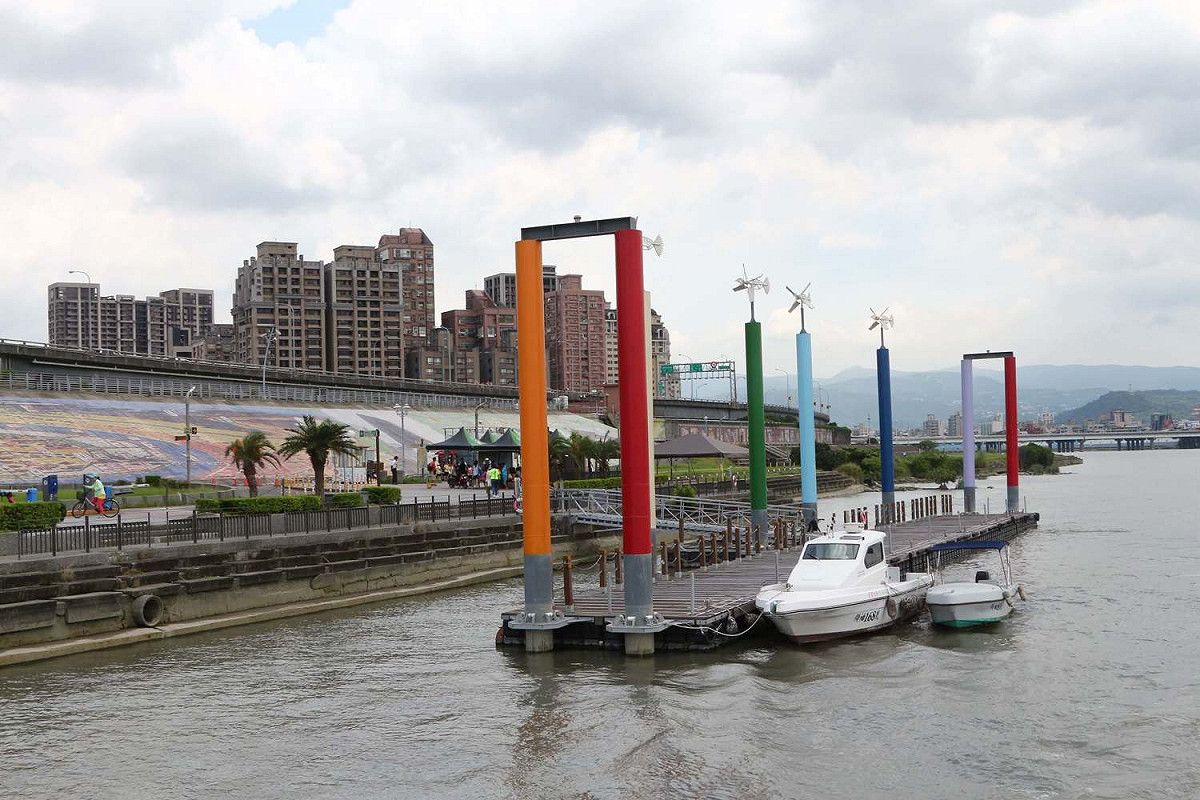 淡水河的忠孝碼頭是藍色公路的啟航點。 圖：翻攝新北市觀光旅遊局網站