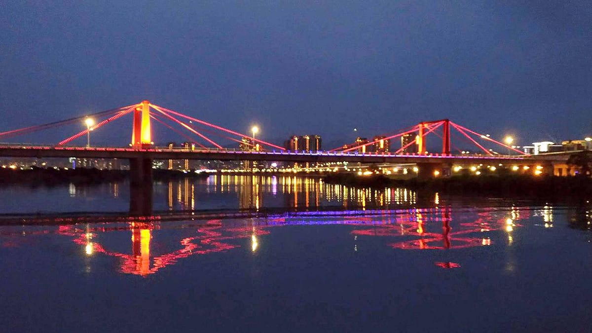 淡水河上多座雙北橋梁都布置光雕，夜景璀燦。 圖：翻攝新北市觀光旅遊局網站