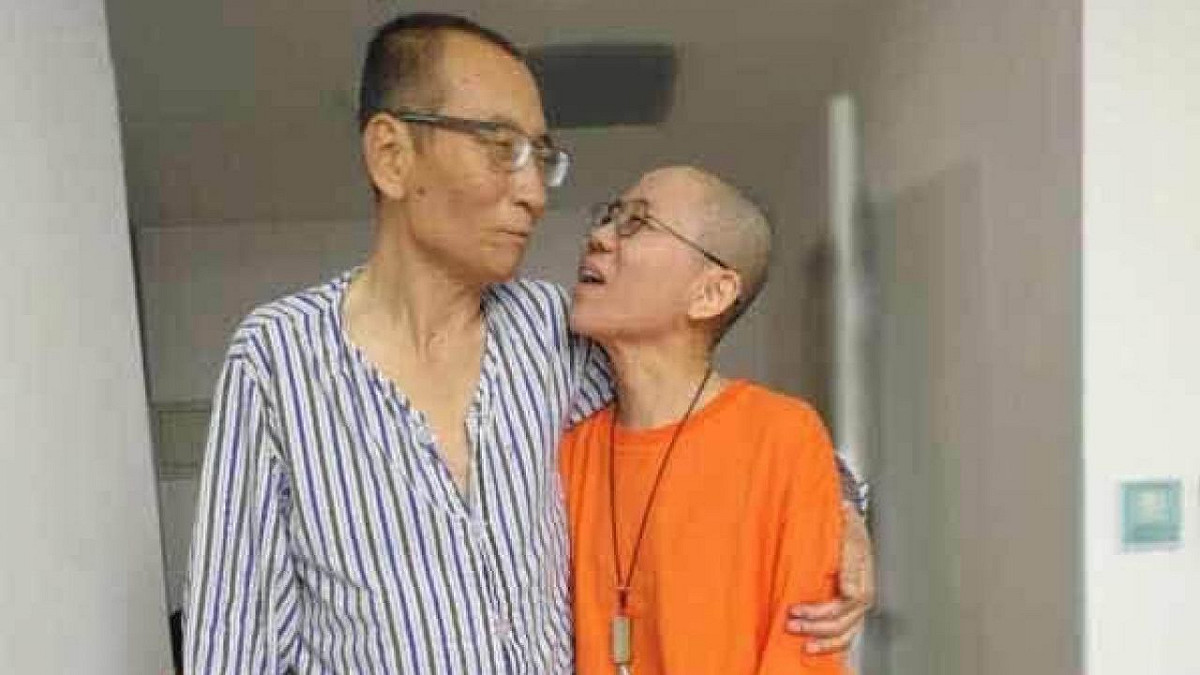 據消息人士透露，美、德兩國醫生本週末將前往探視劉曉波進行會診。圖為劉曉波夫婦病房合照 。  圖：翻攝自微博