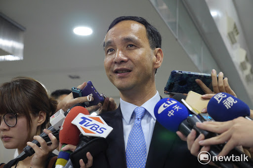 新北市長朱立倫今（6）晚邀請泛藍縣市首長及立委溝通，討論「前瞻基礎建設特別預算」、一例一休等問題。新北市長朱立倫呼籲中央下週重擬前瞻計畫，而不是為蓋軌道而蓋軌道。 圖：鍾孟軒/攝