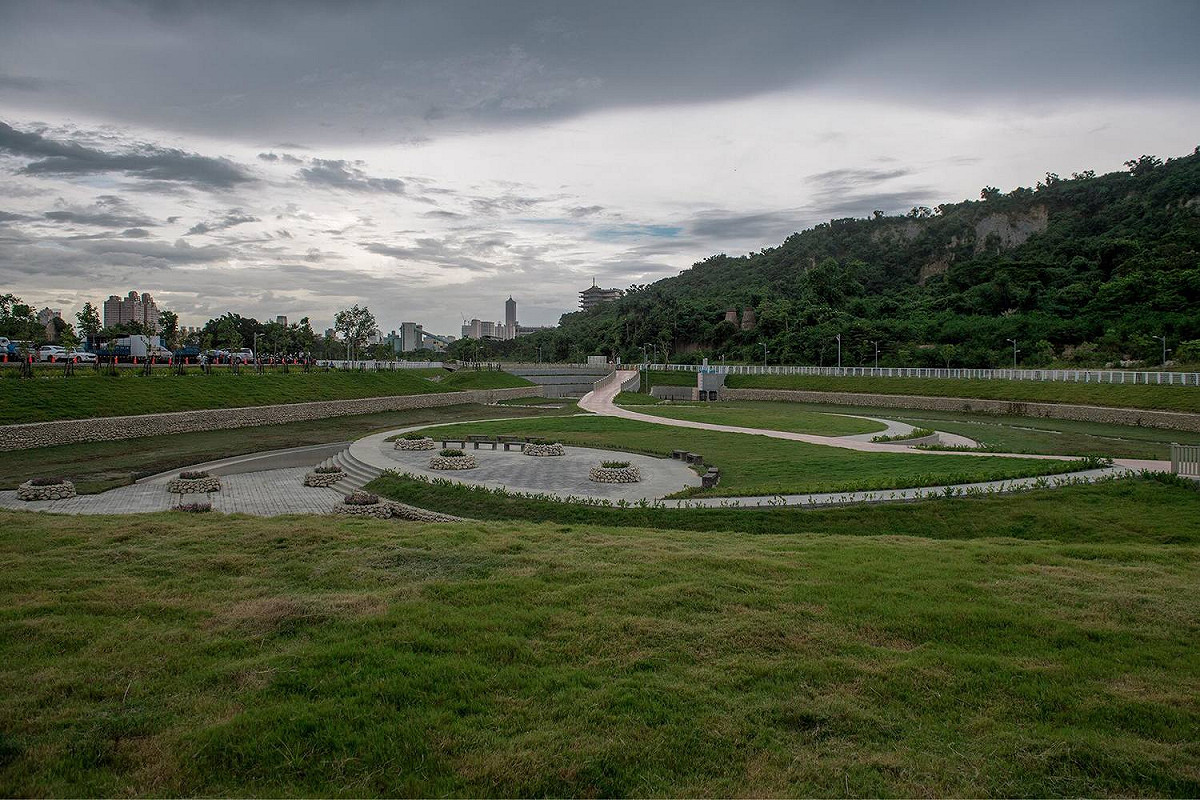 高雄市府表示，雖然前瞻建設經費減半，但市府的建設不打折，圖為高雄市的前瞻計畫水資源項目之一柴山滯洪池。 圖:高雄市府提供