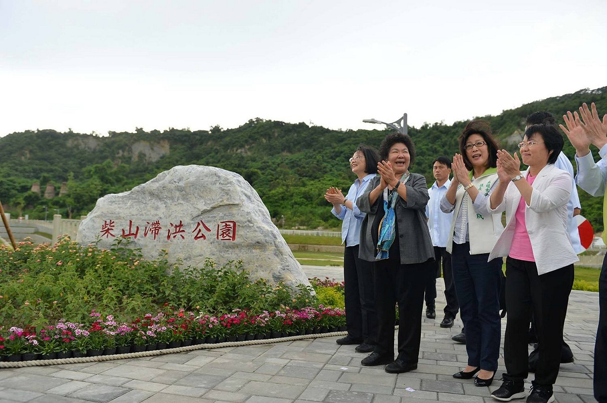 汛期將屆，攸關滯洪排水又親水的「柴山滯洪公園」6日啟用，蔡英文總統南下高雄市見證啟用典禮，高雄市長陳菊市長，民進黨立委劉世芳，陳其邁等民進黨高雄選出的民代均作陪參與。