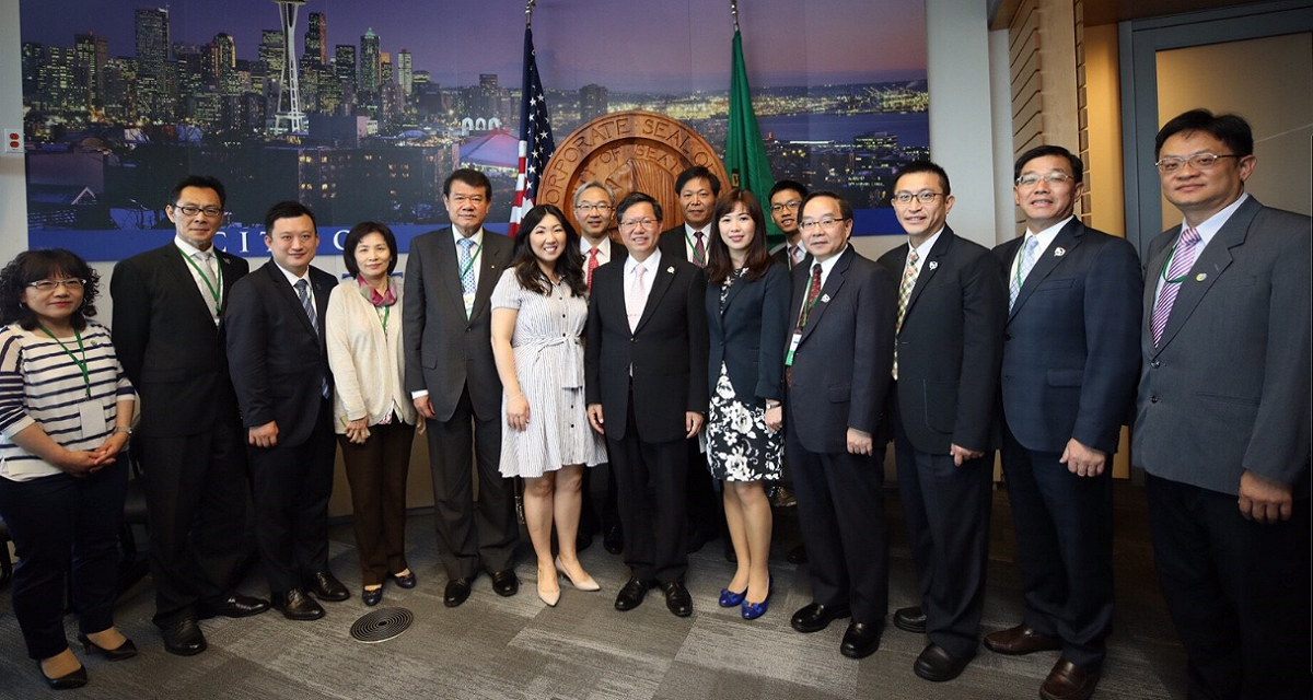 桃園市長鄭文燦與西雅圖副市長Hyeok Kim合照。 圖：桃園市政府/提供