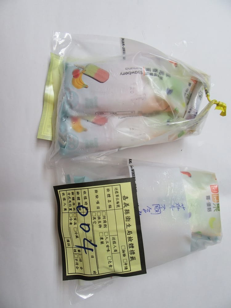 夏日天氣炎熱，民眾喜愛食用冰飲品消暑，嘉義縣衛生局針對縣內所販賣的飲品檢驗，結果包含萊爾富、茶之魔手、Tea's原味等7家不符規定。 圖：嘉義縣政府提供