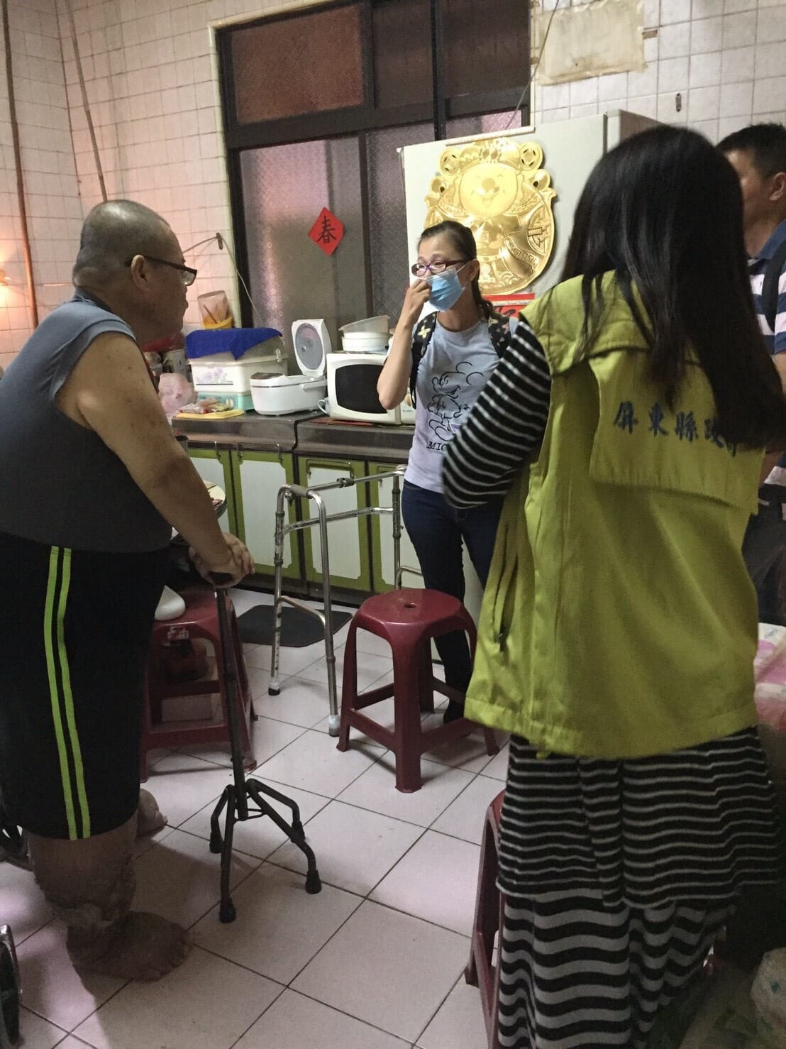 屏東縣政府社會處七日下午派員前往林建中家中關心，並給予必要協助。 圖 : 屏東縣政府/提供