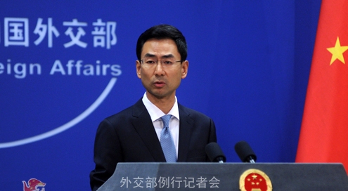 中國外交部發言人耿爽質疑，美艦有關行為違反中國法律和國際法，嚴重損害中國主權和安全，嚴重危及雙方一線人員生命安全。中方對此強烈不滿，並將向美方提出嚴正交涉。 圖：翻攝自中國外交部官網