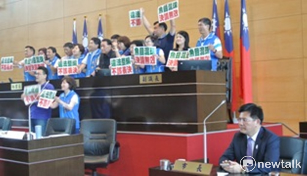 面對藍綠議員爭論不休，林佳龍枯坐在座位，顯得很無奈 圖：唐復年/攝
