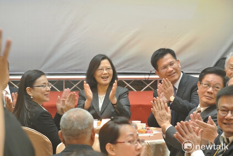 總統蔡英文今年3月18日在台中市政府陽明大樓時宣布，要送給台中市一份大禮─國際級會展中心，同時列為前瞻基礎建設計畫優先項目，如今是否會打折扣？仍是未知數。 圖：唐復年/攝