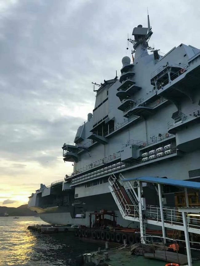 中國第一艘航空母艦遼寧號7日抵達香港展開5天訪問。12日凌晨2:40駛進我國航空識別區，13日凌晨2:00脫離，持續沿海峽中線以西向北航行。 圖：翻攝自微博
