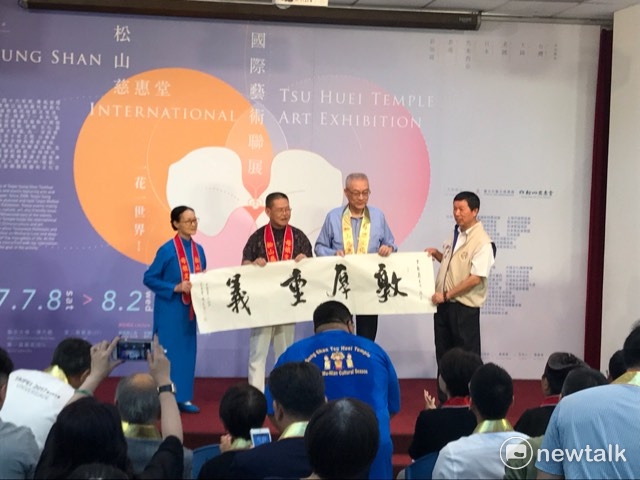 吳敦義今（8）天上午出席「松山慈惠堂國際藝術聯展」開幕式。 圖 : 周煊惠/攝