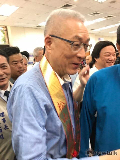 吳敦義表示，張亞中的兩岸觀點「大家都很清楚」，他認為聽聽就好。 圖 : 周煊惠/攝