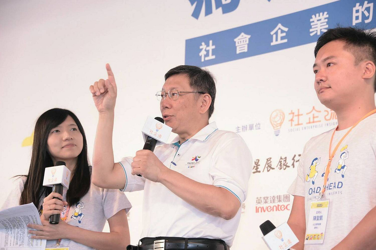 被問及一例一休該不該修法，台北市長柯文哲（中）認為，若有窒礙難行的部分，就應該修法。 圖 : 台北市政府提供
