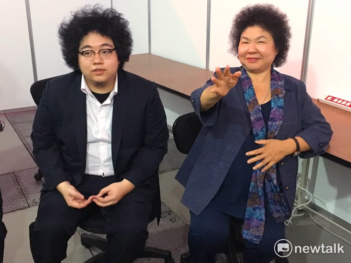 由於陳菊的外型與閃電狼《英雄聯盟》戰隊前教練Steak相當神似，2015年陳菊去幫正在巴黎參賽的閃電狼加油的時候就被牛排嚇了一跳，去年洲際賽兩人再度相見歡，也形成相當逗趣的畫面。 圖：張欣潔/攝